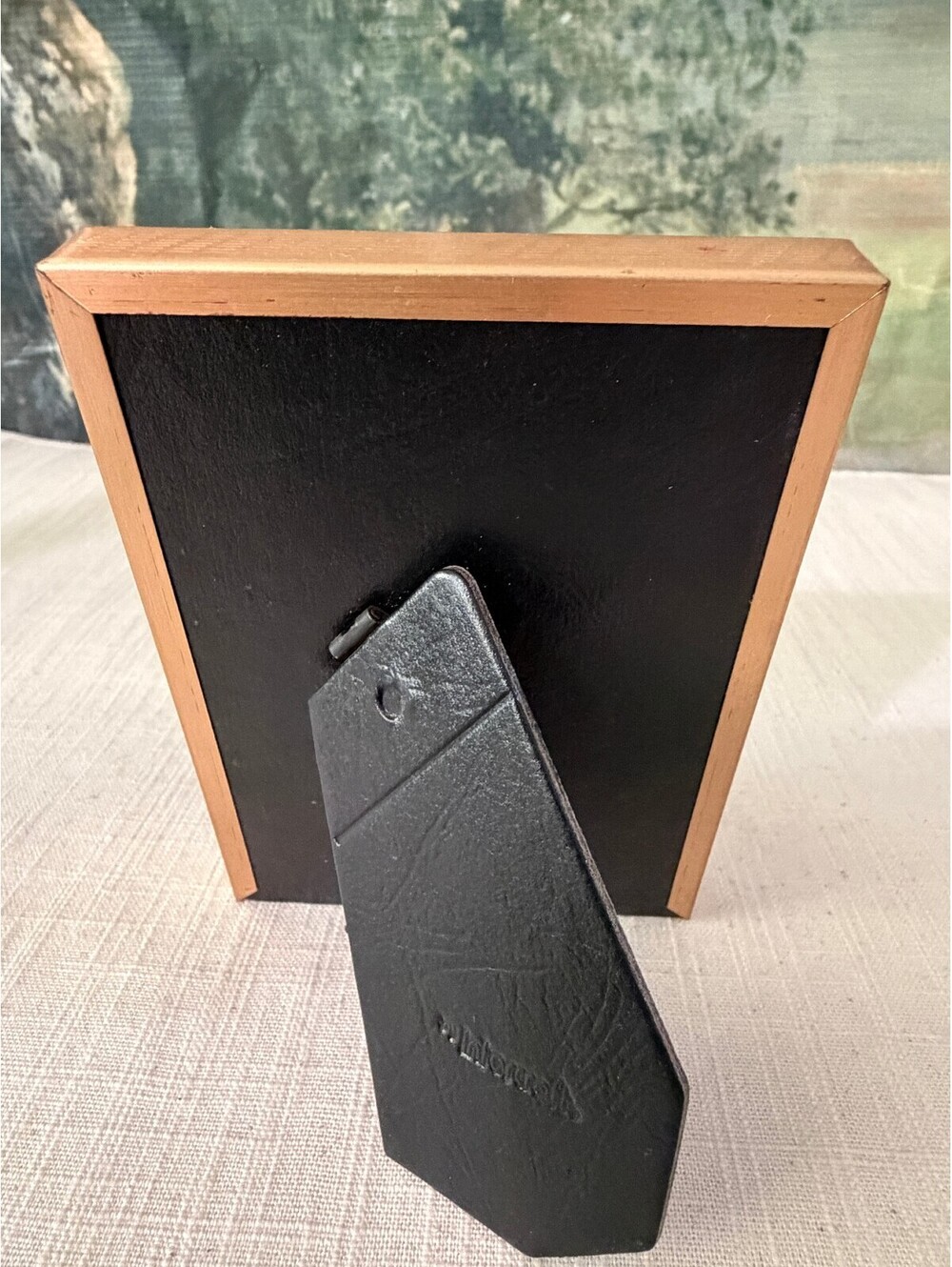 Embossed gold rectangular picture frame - Picture 3 of 4